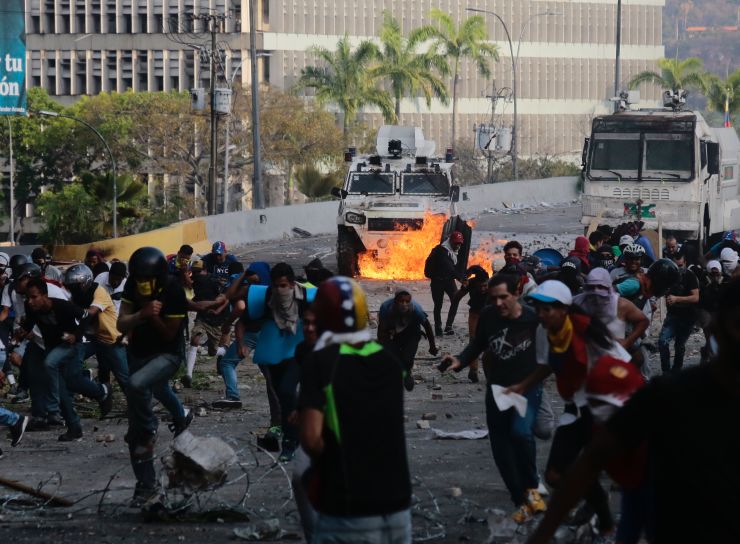 Demonstrators critical of the government clash with the security forces of the state. After the last conflict-laden days, interim president Guaido, with the support of his supporters, wants to continue exerting pressure on head of state Maduro.