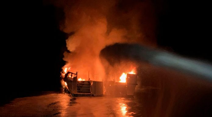 Fire in a boat causes 8 deaths and dozens of missing people