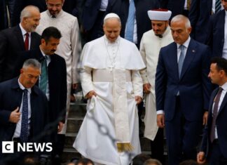 Pope Leo visits Istanbul's Blue Mosque