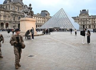 Louvre workers announce strike over work conditions and security after €88m heist