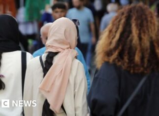 Iran arrests marathon organisers over women not wearing hijab