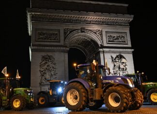 Hundreds of tractors rumble through Paris in protest over EU-Mercosur deal