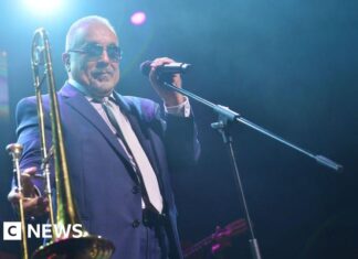 Willie Colón, trombonist who pioneered salsa music, dies aged 75