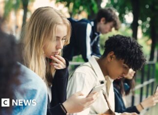 Spain announces plans to ban social media for under-16s
