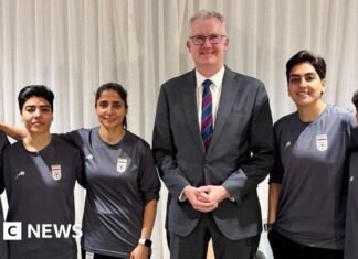 Five Iranian footballers granted Australian visas after anthem protest