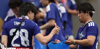 Do it at home too, women tell Japanese fans who cleaned World Cup stadium