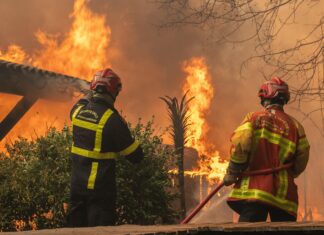 More than 300,000 flee wildfires in France and Spain
